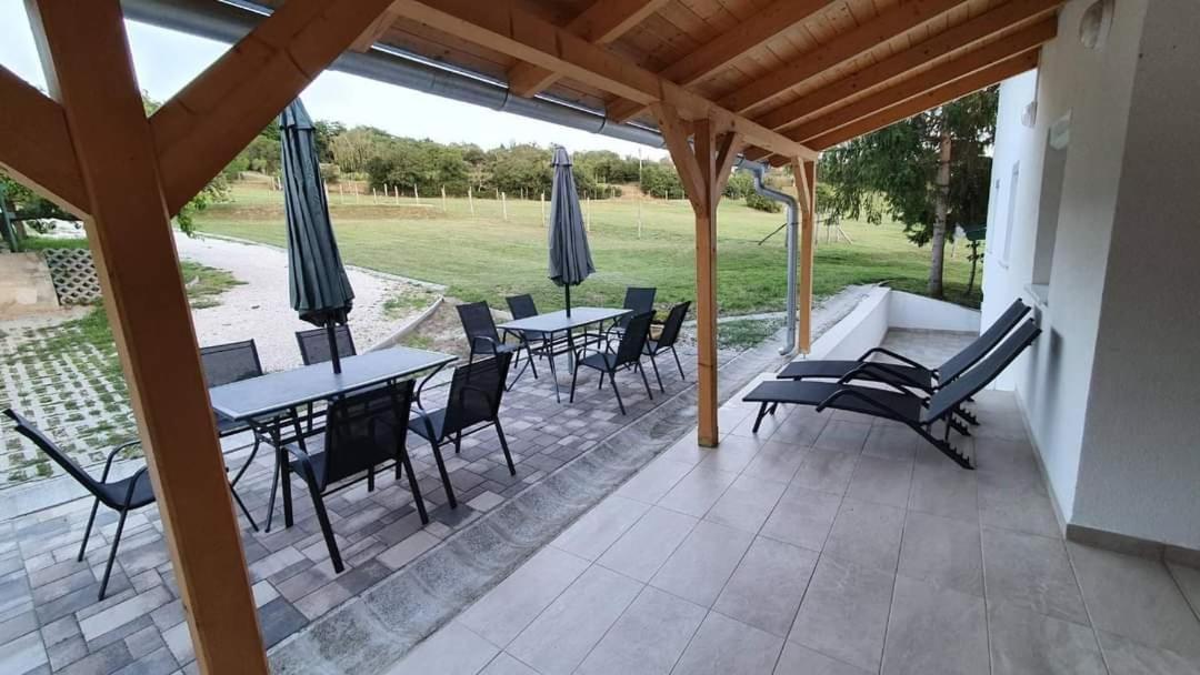 Borkuti Panzio Es Apartman Balatonszárszó Exterior foto